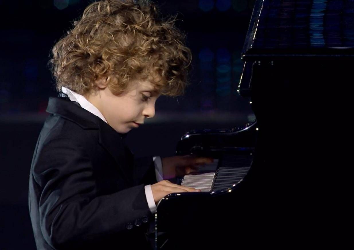 Sanremo 2025, Alessandro Gervasi chi è il piccolo attore pianista prodigio