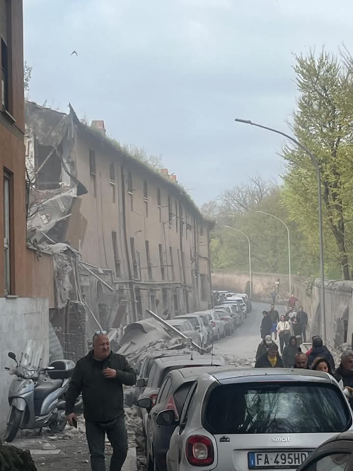 Crolla palazzina, soccorritori già sul posto