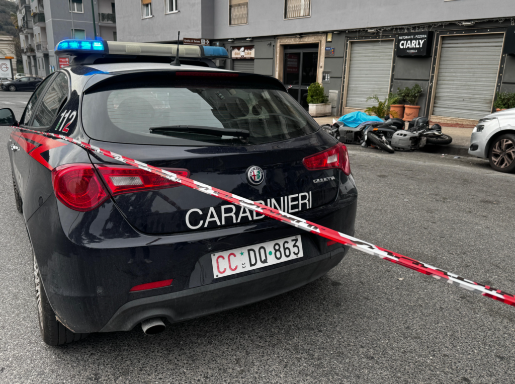 Napoli, agguato in mattinata a Fuorigrotta: colpiti due ragazzi, morto un 34enne