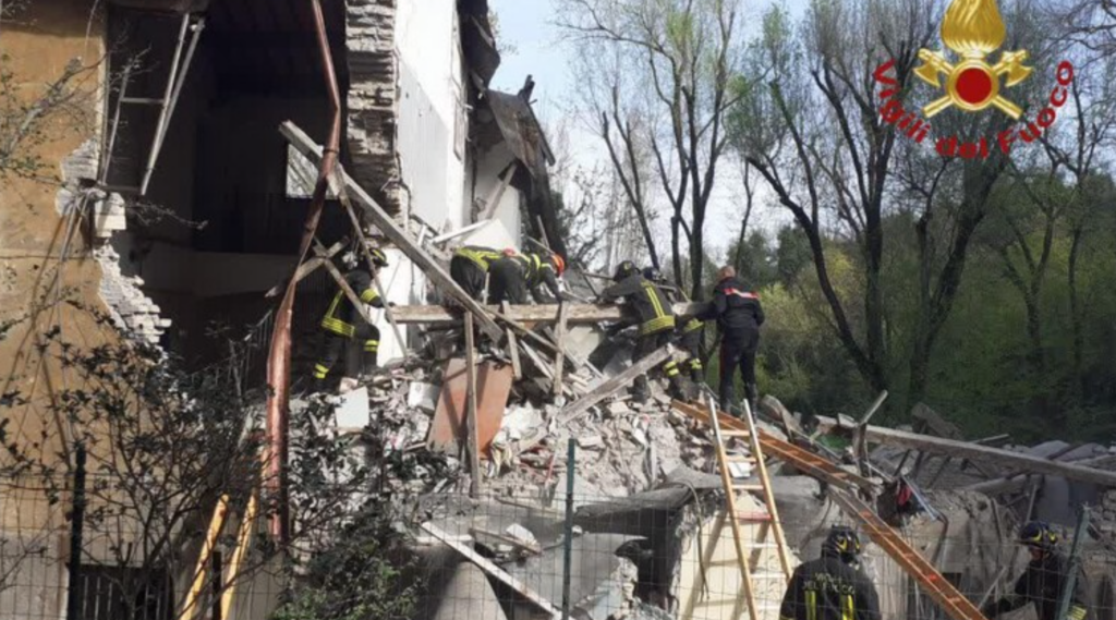 Casa esplode a Monteverde: un uomo estratto vivo, crolla palazzina di due piani