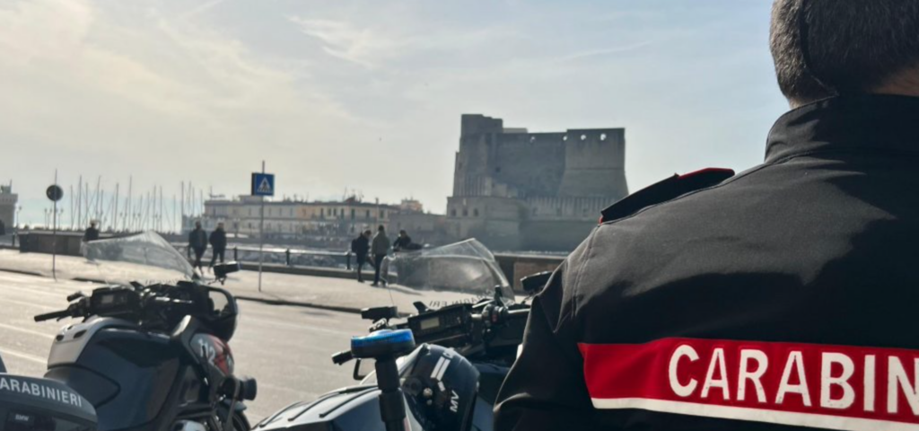 Napoli, spari sul lungomare tra i bambini alle giostre: uomo colpito