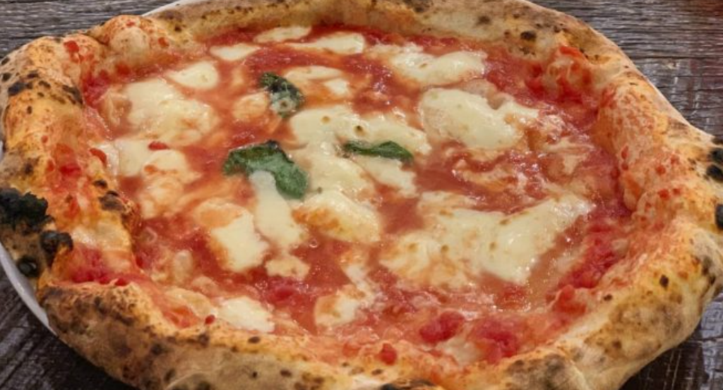 Alunni in gita a Napoli mangiano la pizza e finiscono in ospedale