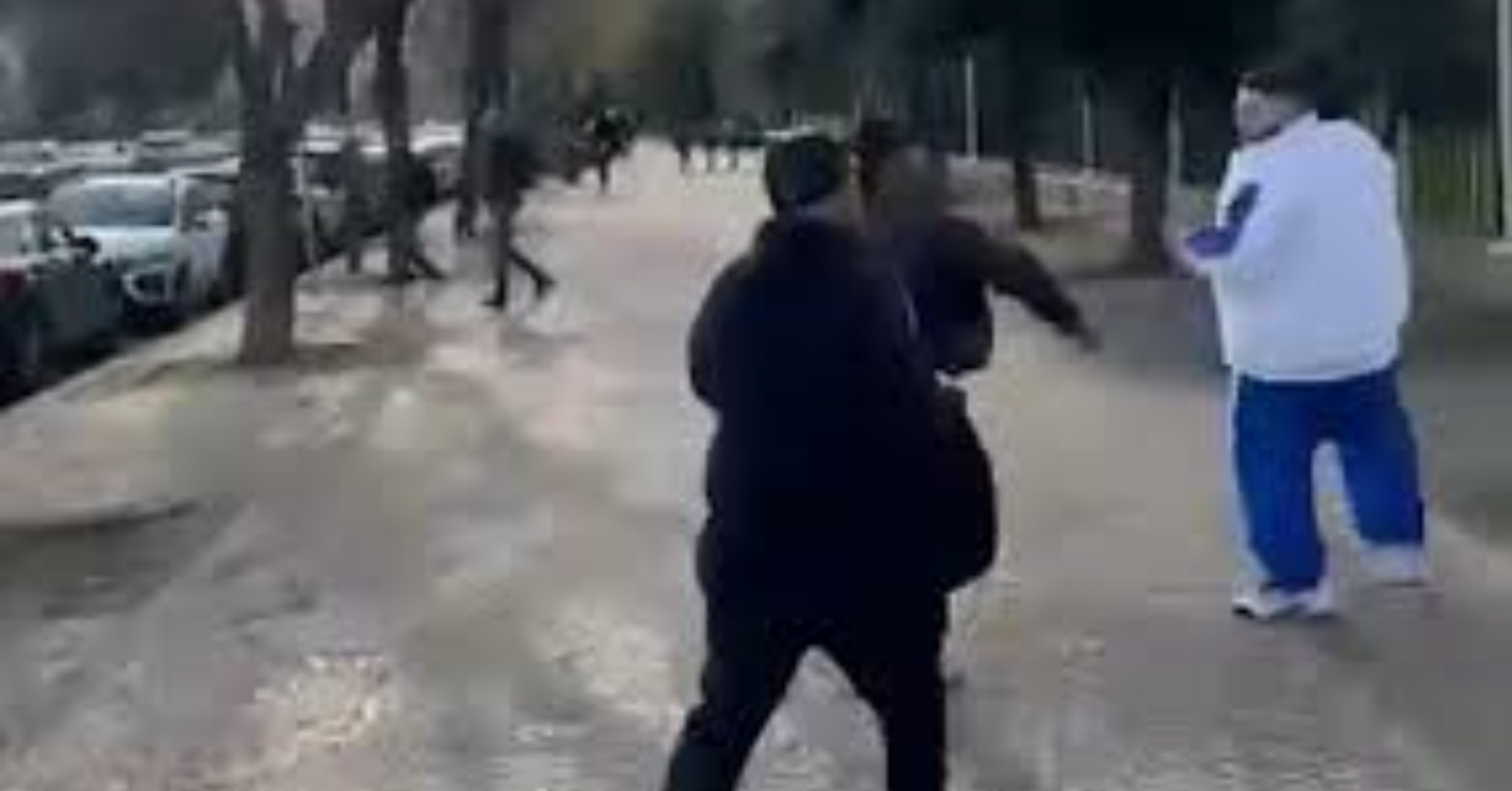 Napoli, far west sul lungomare: 34enne coi figli litiga coi giostrai e spara-VIDEO