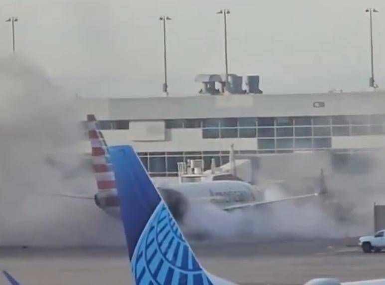 Aereo col motore in fiamme, passeggeri sull’ala: il video