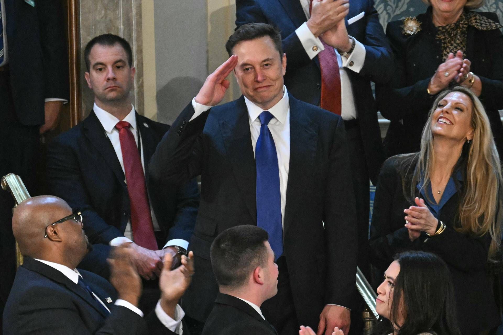 Trump, il discorso e l’applauso a Musk (in giacca e cravatta)