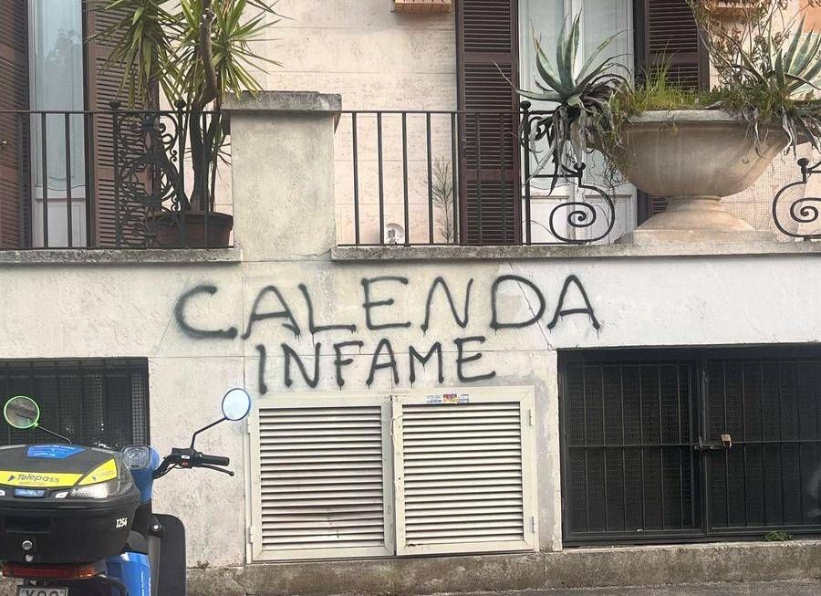 “Calenda infame”, scritta intimidatoria davanti scuola figlio leader di Azione