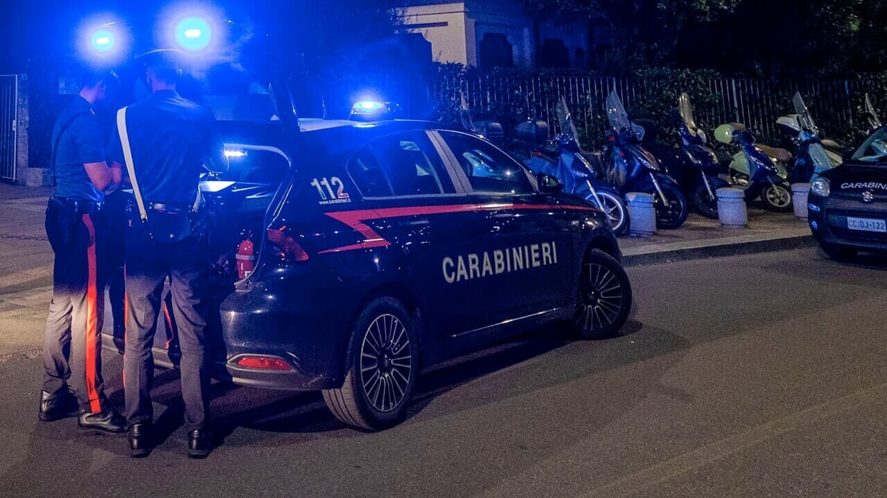 Violenza a Napoli, 34enne aggredito da minorenni: beveva una birra quando l’hanno preso a calci e pugni