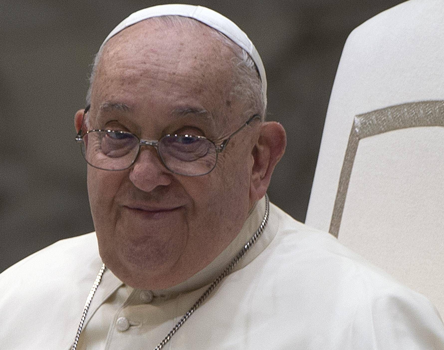 Papa Francesco, domani le dimissioni e l’annuncio dei medici