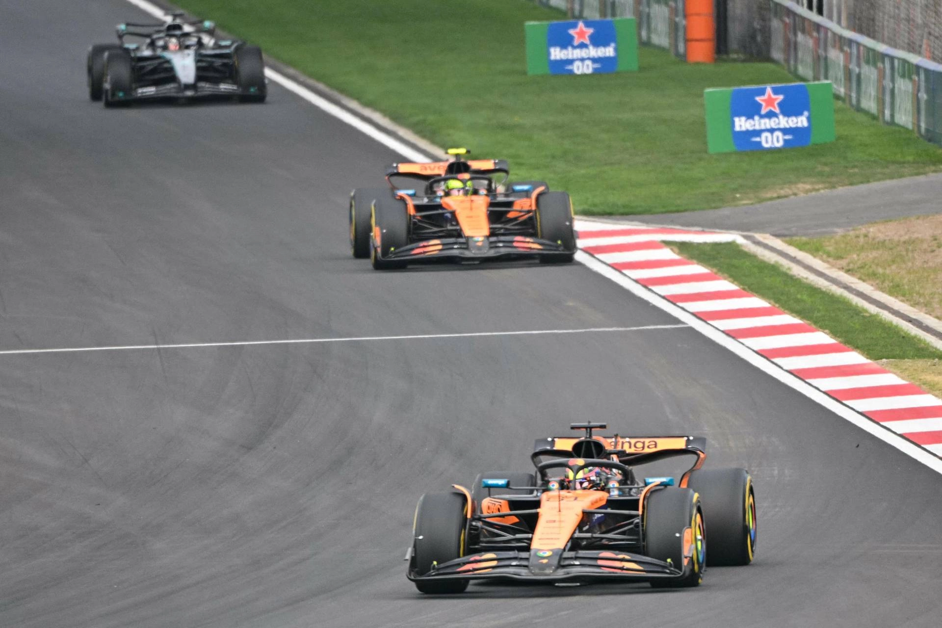 Piastri vince Gp Cina e doppietta McLaren, Ferrari nuovo flop