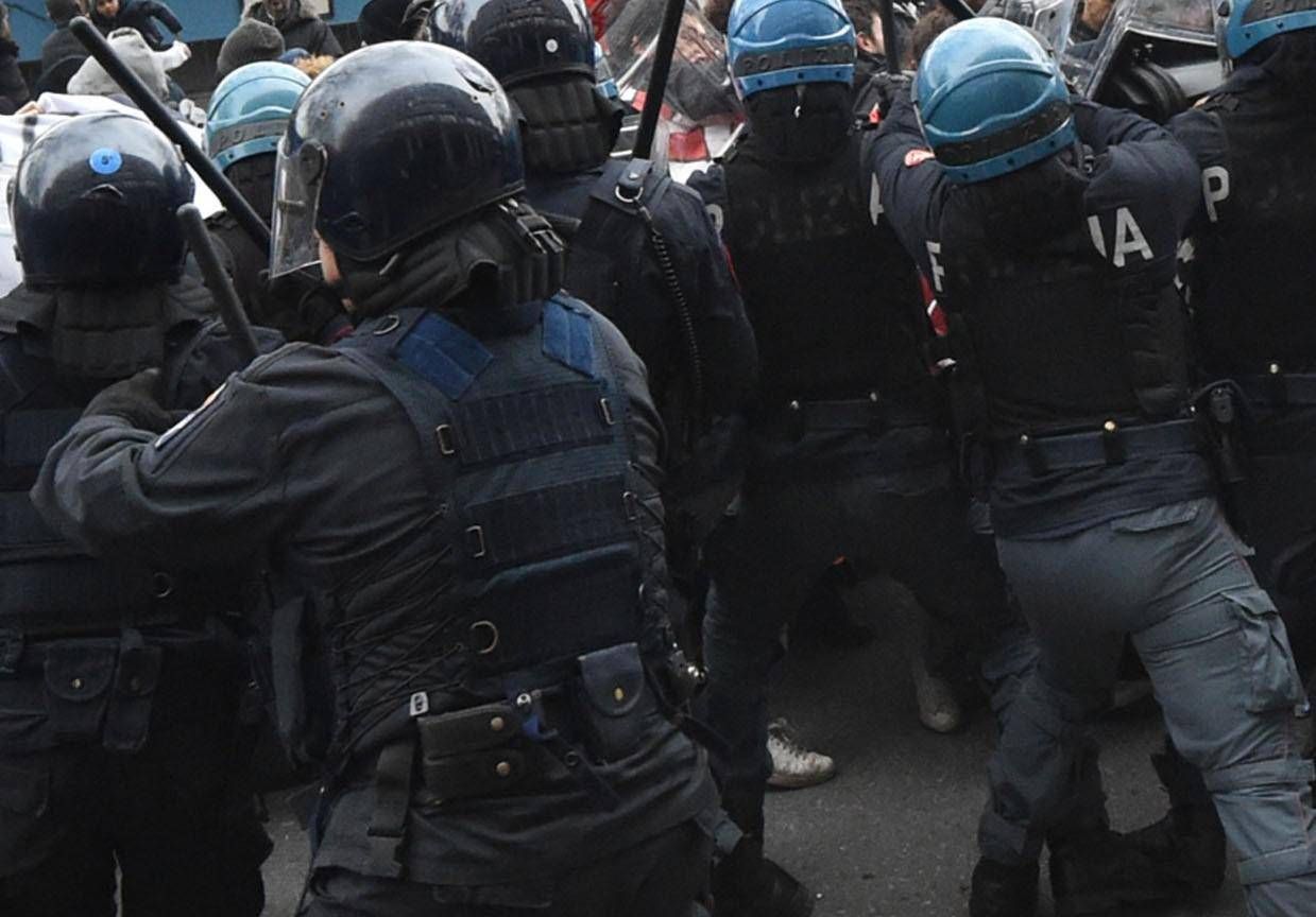 Università, scontri polizia-manifestanti a inaugurazione anno accademico di Bologna