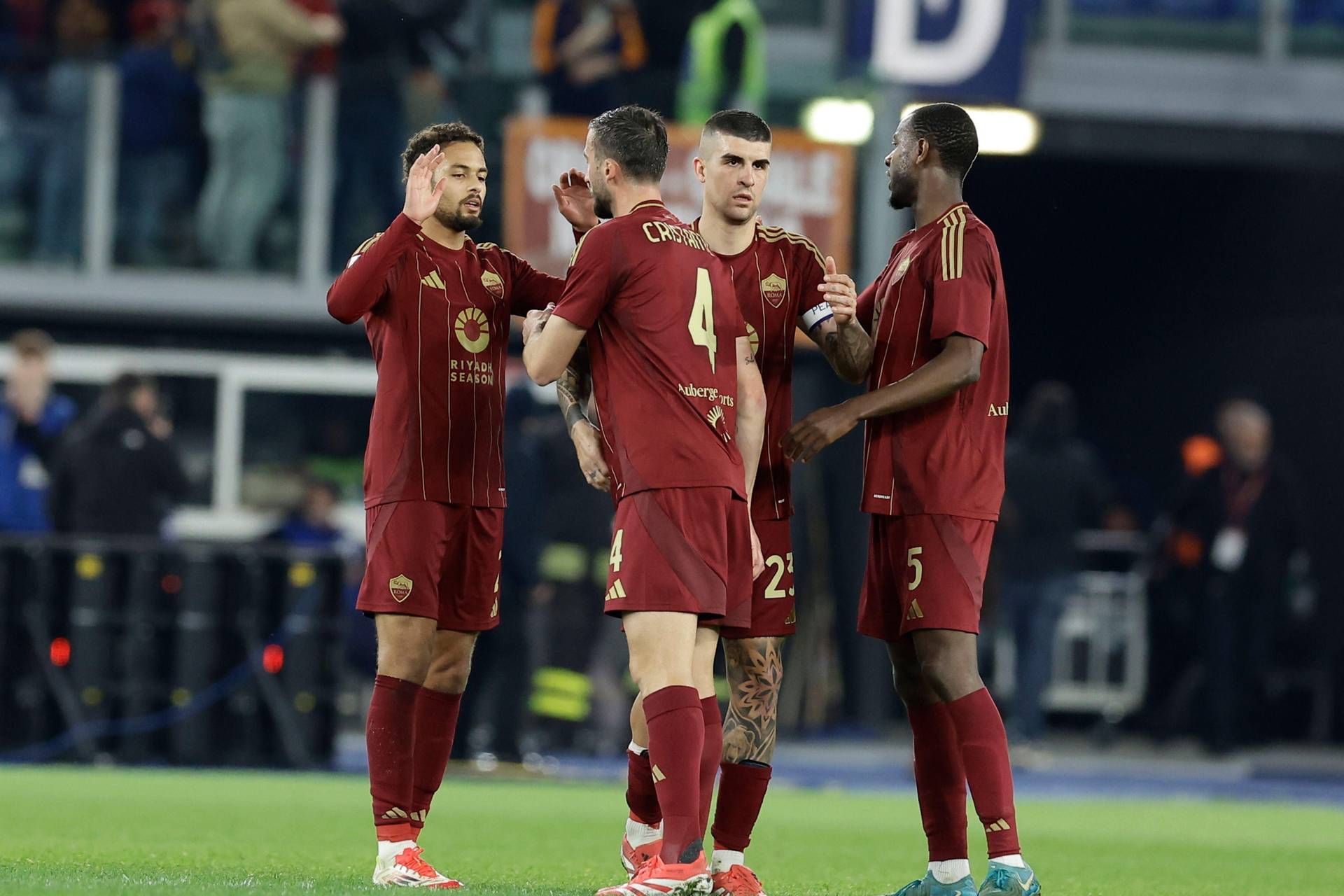 Roma-Como 2-1, Saelemaekers e Dovbyk ribaltano partita