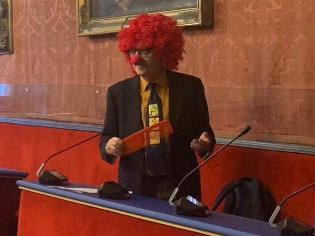 Torino, consigliere Viale in Sala Rossa con parrucca e naso da clown: ecco perché