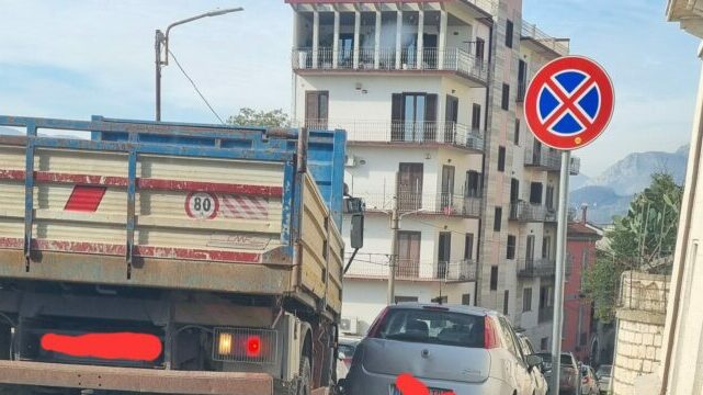Via Episcopio, i residenti: “Ok senso unico, sbagliato togliere divieto di sosta a destra” – NTR24.TV