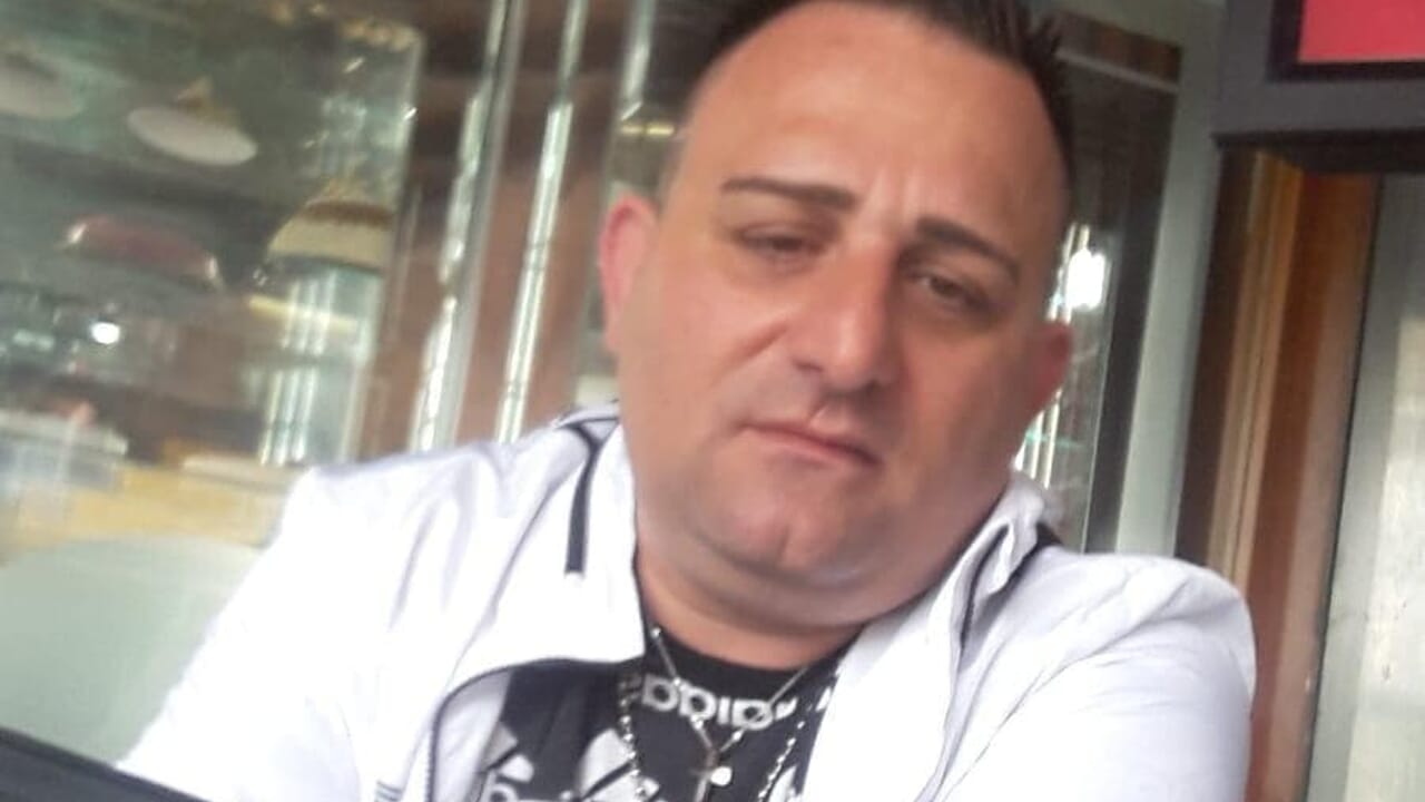 Tragedia in mattina: l’identità dell’uomo assassinato al distributore di benzina