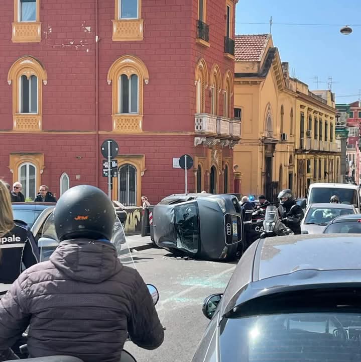 Incidente in pieno centro, auto si ribalta