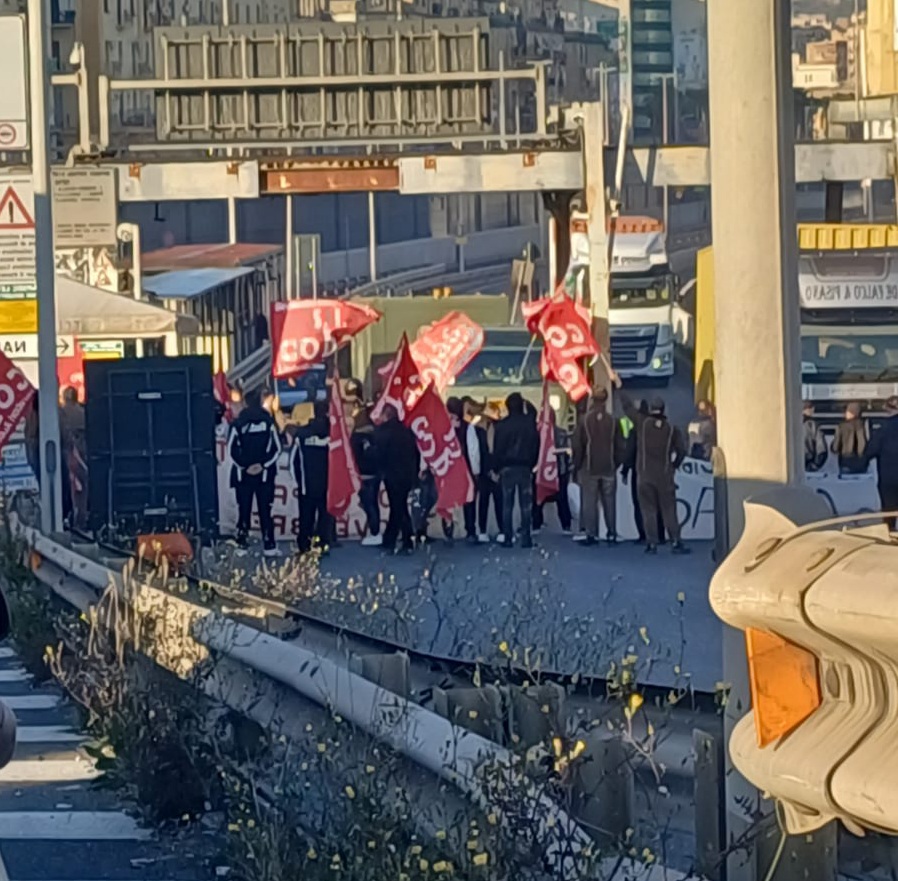 Sciopero a Napoli, porto bloccato