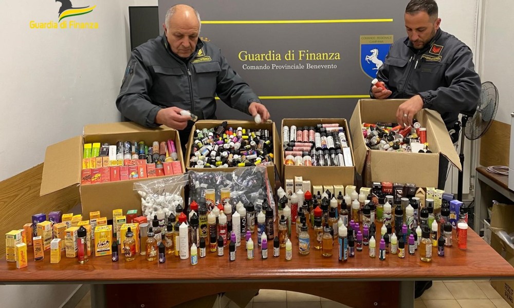 Benevento, vendita illegale di liquidi per sigarette elettroniche: la Finanza sequestra oltre 2mila flaconi. Denunciati due esercenti – NTR24.TV