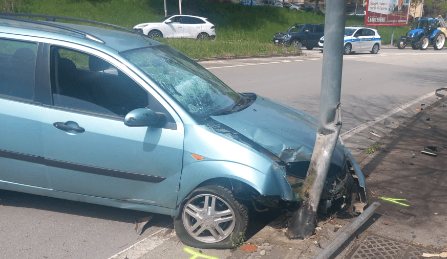 Benevento, auto contro palo dell’illuminazione in via Paolella: ferito 82enne – NTR24.TV