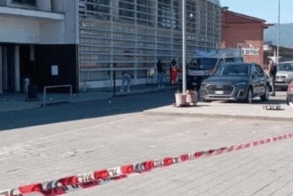 Spari in un centro commerciale, due feriti, panico tra la gente