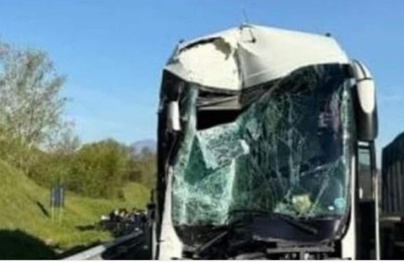 Bus in gita scolastica tampona tir sull’autostrada A1. Nessun ferito grave