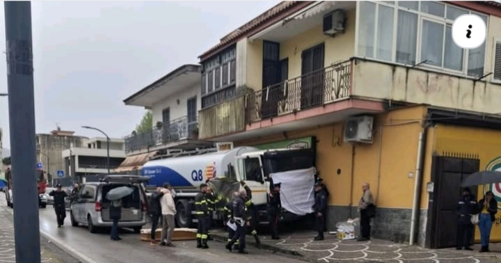 Camionista colto da malore, incidente a Volla