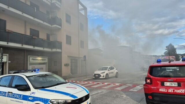 Incendio a Santa Maria degli Angeli, sgombero dei residenti nei due stabili interessati. Ordinanza per chiusura finestre e serrande – NTR24.TV