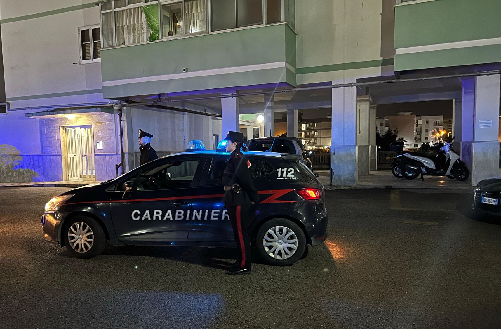 Dramma nel Napoletano: uomo tenta di uccidere la moglie a martellate e poi si lancia dal balcone