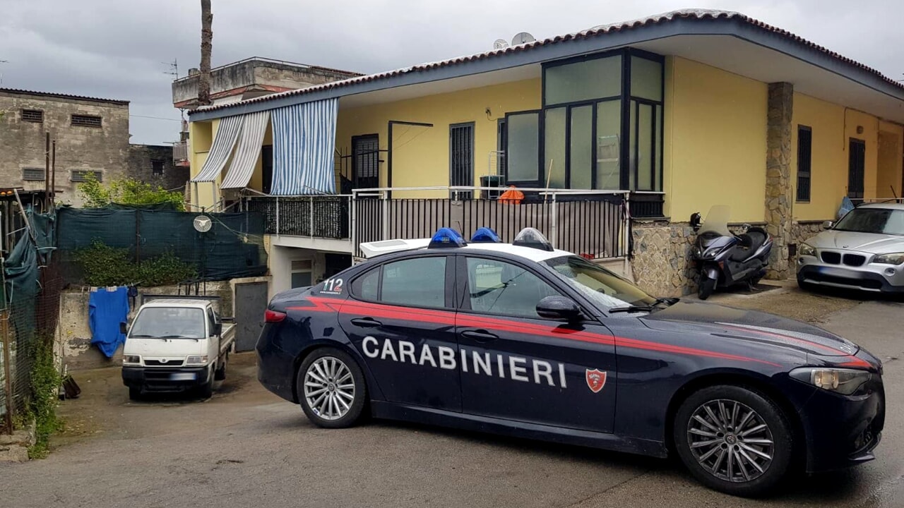 Dramma nel Napoletano, uomo trovato impiccato in un giardino