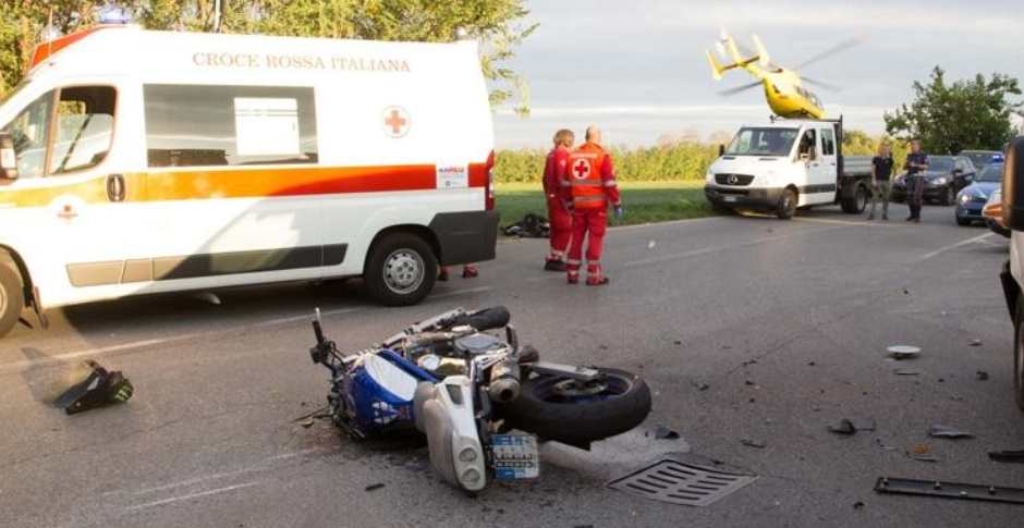 Incidente a Napoli: moto contro auto in sosta, morto il motociclista, aveva 39 anni: l’identità della vittima