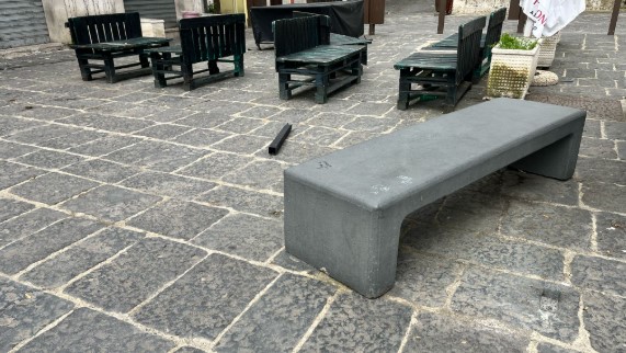 Benevento, divelta panchina in piazza Piano di Corte – NTR24.TV