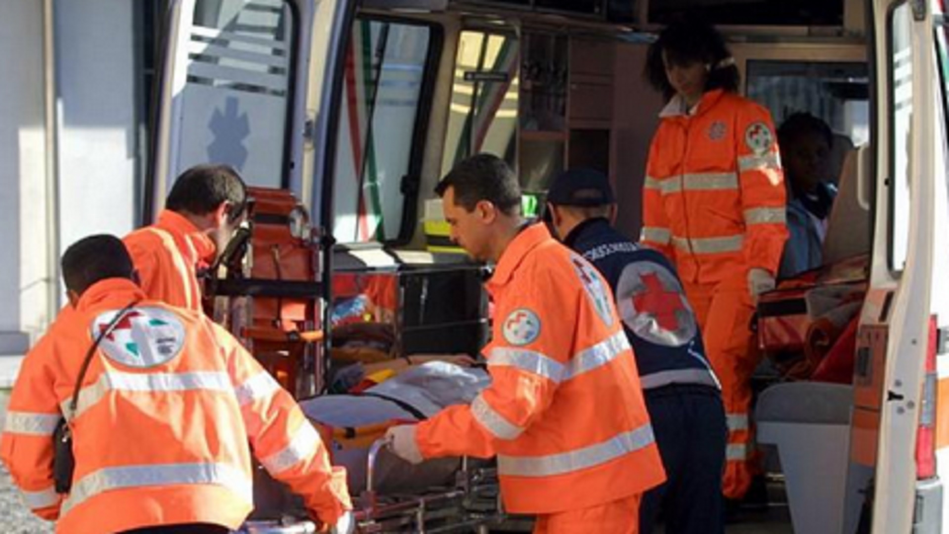 Tragedia in provincia, cade dalle scale della palestra: muore un uomo