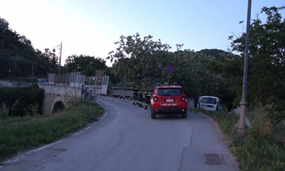 Mezzo pesante urta muretto: blocchi di cemento finiscono sui binari. Circolazione ferroviaria sospesa sulla Caserta-Foggia – NTR24.TV
