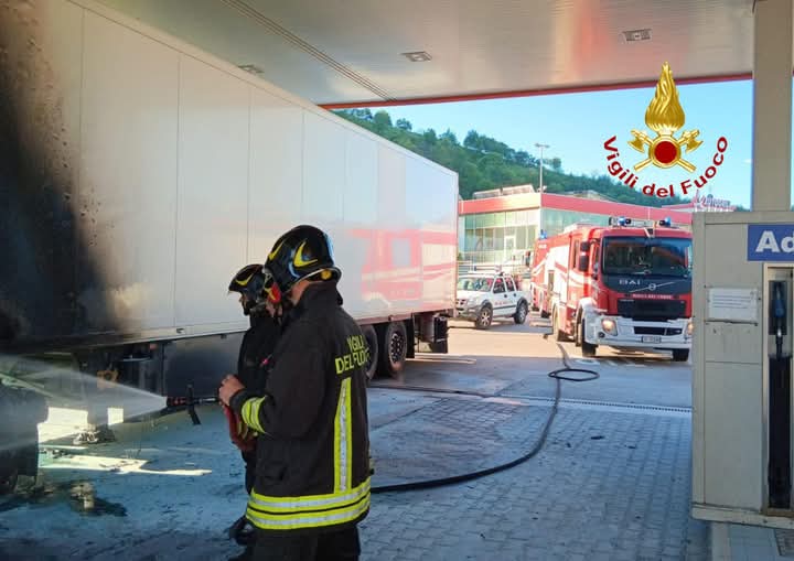 Camion prende fuoco, paura nell’area di servizio