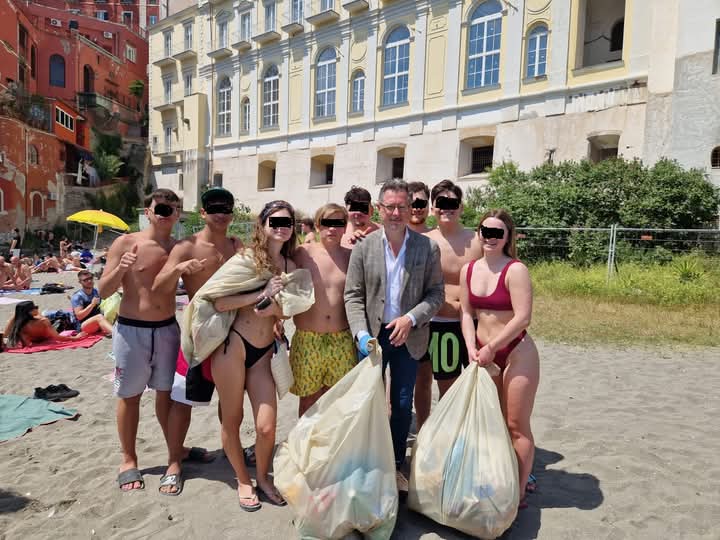 Spiaggia delle Monache, volontari in azione per pulire arenile