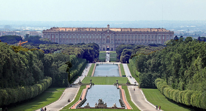 Incidente alla Reggia di Caserta: bambino investito da auto elettrica