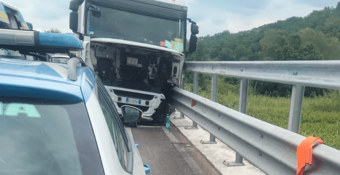 Camion contro guardrail sulla Telesina: nessun ferito, ma traffico in tilt e tanta paura – NTR24.TV