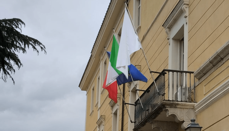 Palazzo Mosti, esposta una bandiera bianca per le vittime del conflitto a Gaza – NTR24.TV