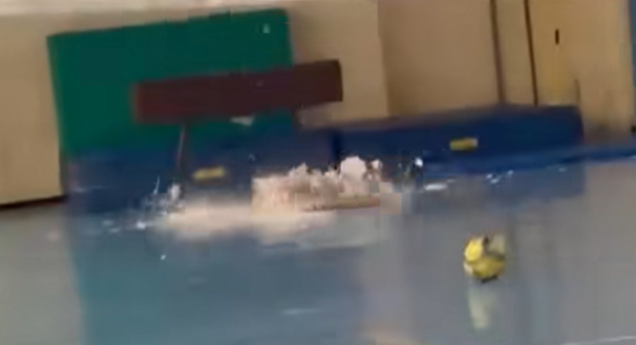 Tragedia sfiorata a scuola, crollano calcinacci in palestra