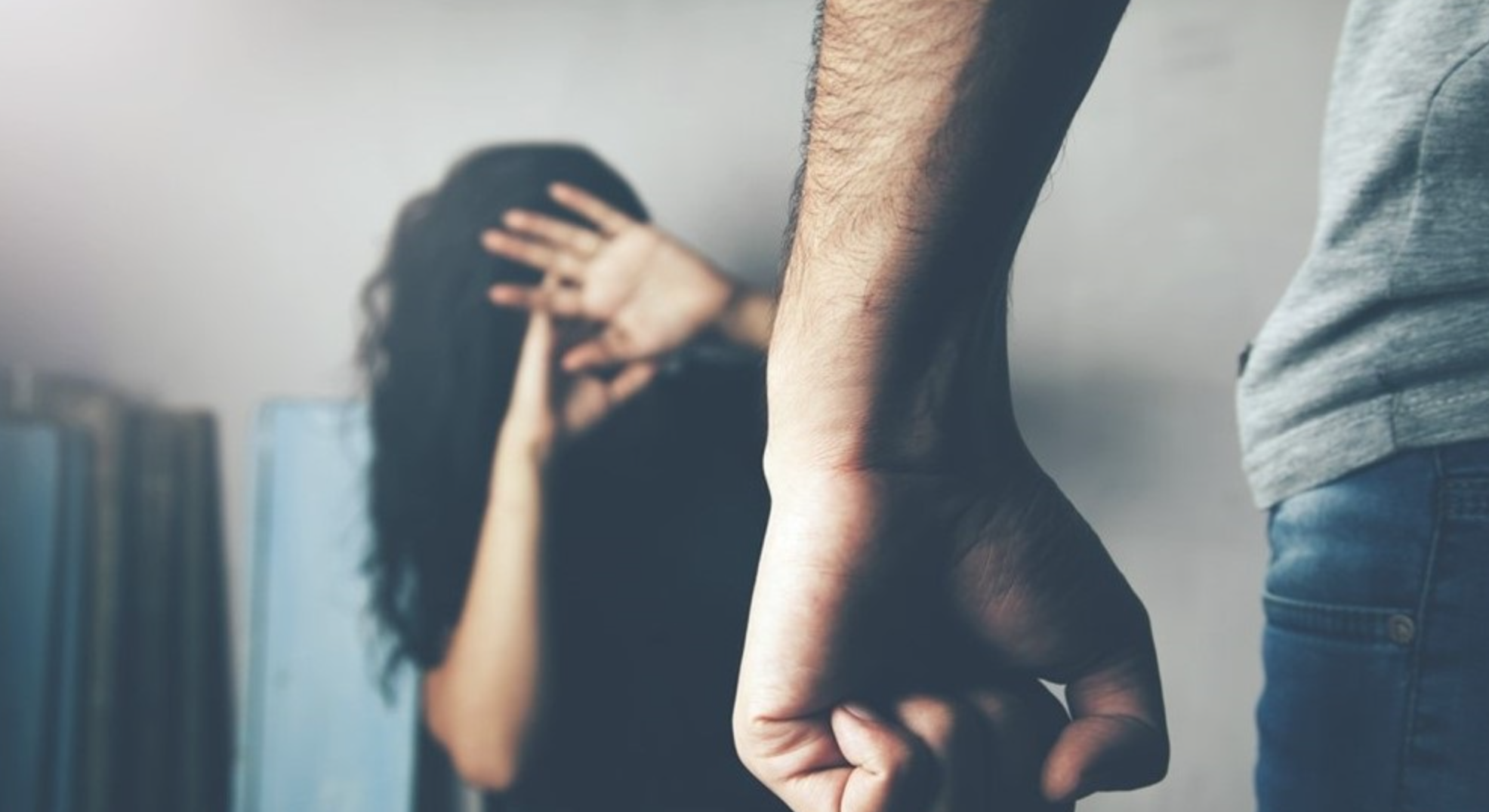 Terrore nel Napoletano, 13enne eroina salva la mamma dal padre: stava tentando di ucciderla