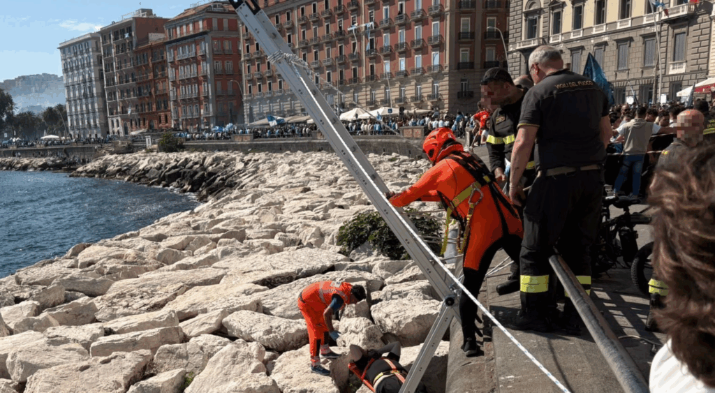 Napoli, resta incastrato sugli scogli durante la festa scudetto sul lungomare