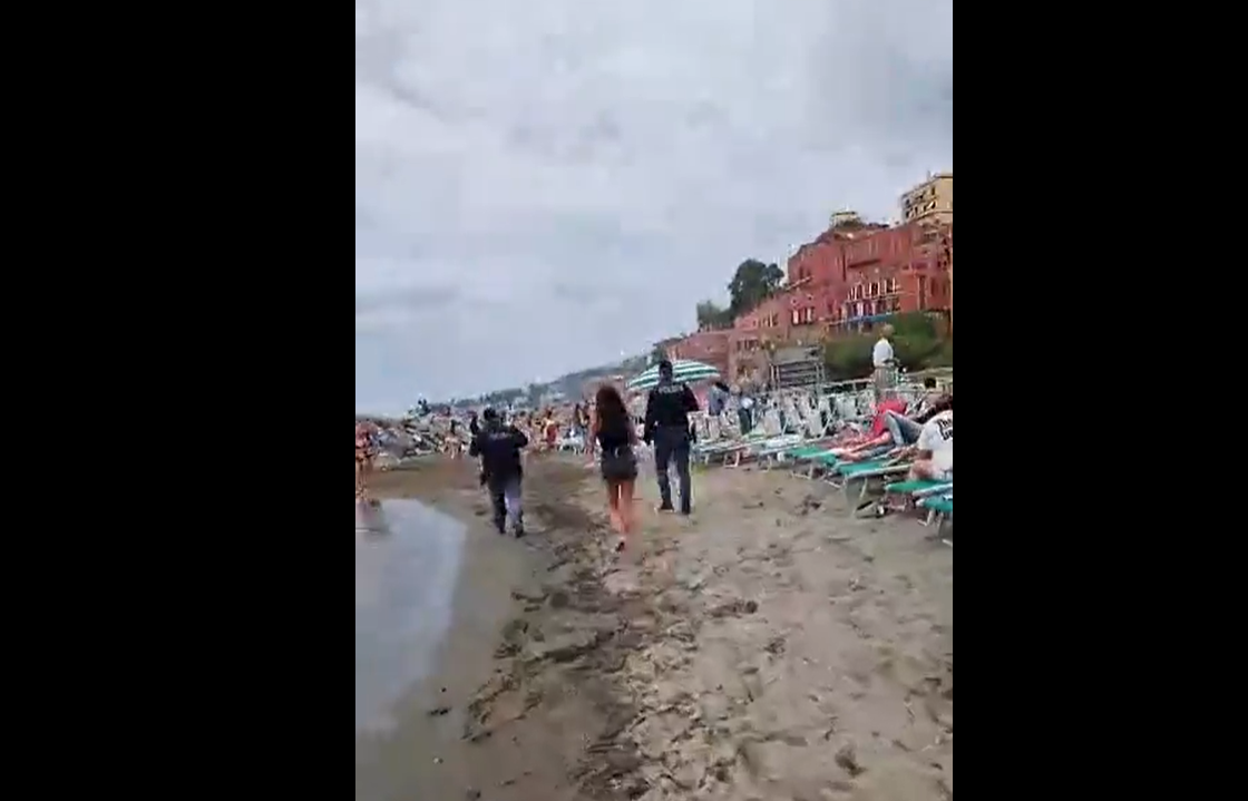 Folle lite sul lido delle Monache a Posillipo: ragazzine si picchiano e insultano, trovato un coltello