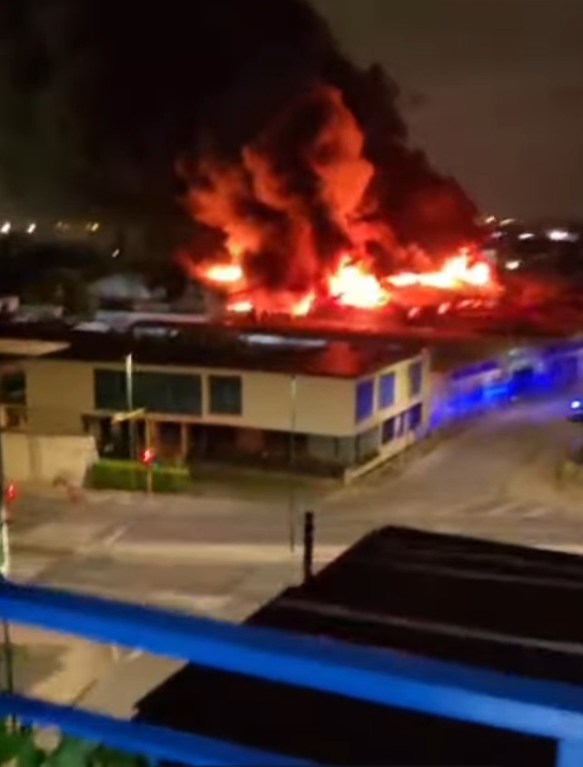 Vasto incendio nella periferia est di Napoli