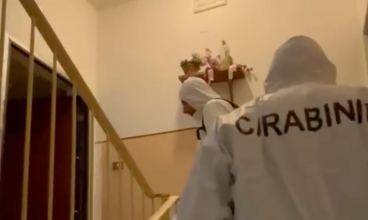 Notte di terrore, ferisce la moglie e si barrica in casa con i bambini di 5 e 8 anni