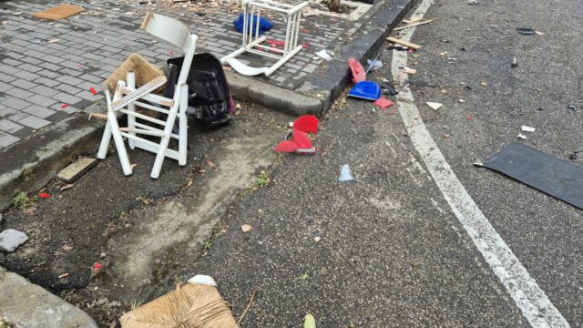 Benevento, momenti di follia al viale Mellusi: 27enne getta dal balcone mobili, sgabelli e rifiuti – NTR24.TV