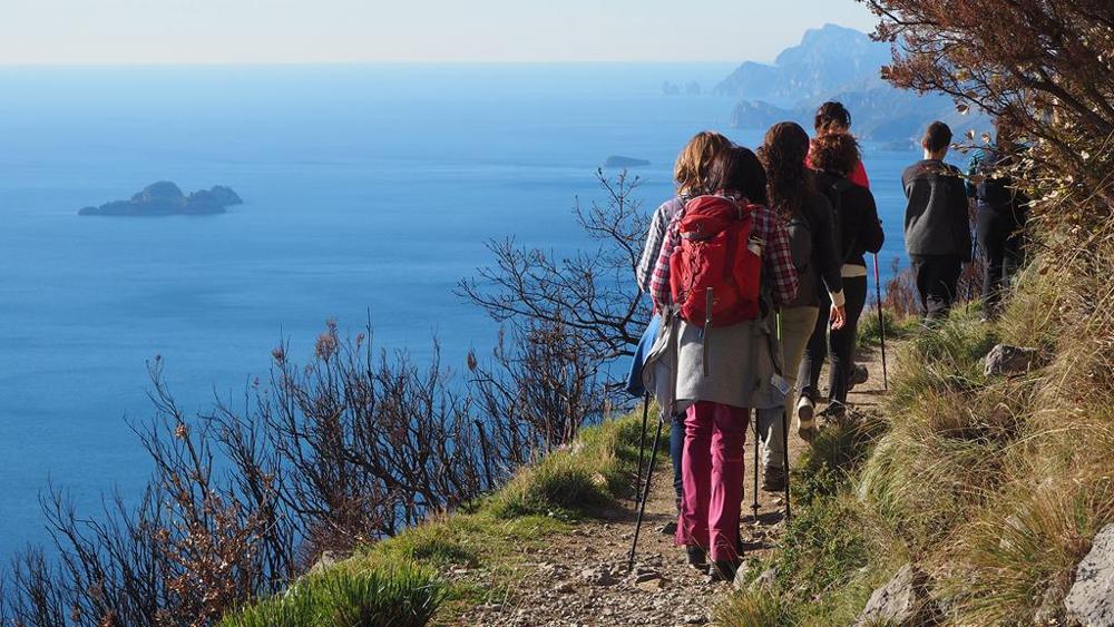 Tragedia sul Sentiero degli Dei: turista muore durante l’escursione