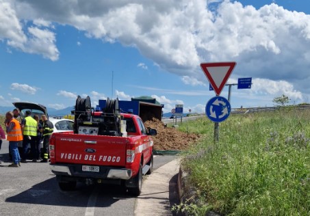 Incidente alle porte di Benevento: si ribalta camion che trasporta letame – NTR24.TV
