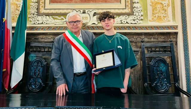 Sant’Agata de’ Goti premia il giovane cantante Luk3. Il sindaco: “Un motivo di orgoglio per tutta la comunità” – NTR24.TV