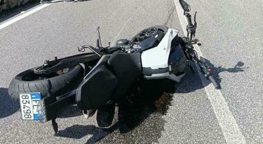Incidente in strada: scontro frontale tra autocarro e scooter, ferito un 21enne