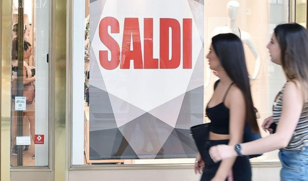 Quando iniziano i saldi estivi 2025 in Campania: date, regole e multe salate per chi inizia prima