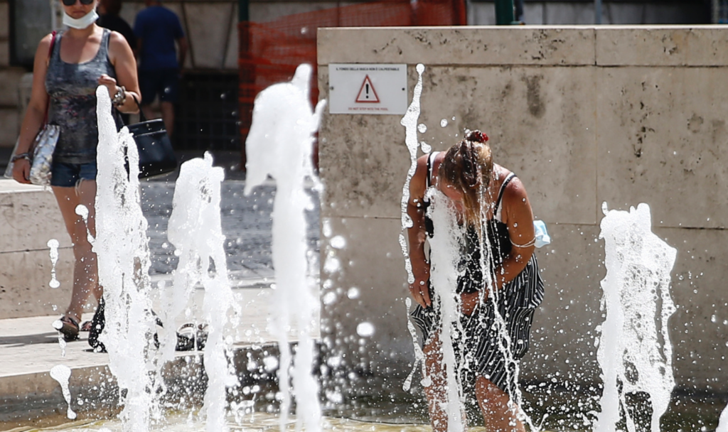 Napoli si prepara all’ondata di caldo: il Comune lancia un piano di interventi per i più fragili